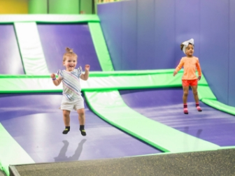 two-small-kids-trampoline-park
